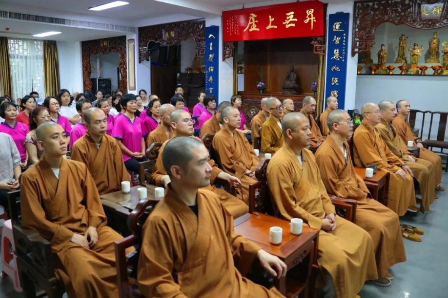 李菲儿跪在座位上露大腿的动作引起网友热议