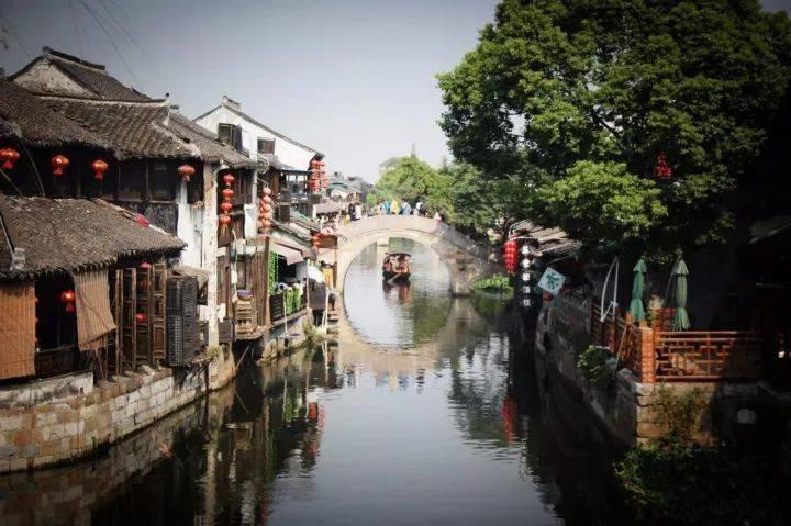 社会总在试图教我们做“人”，唯有人文保留一丝温情